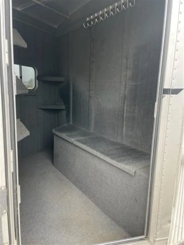 1999 Elite Custom 3 Horse Bumper Pull with 13 ft 6 in. Interior — view 11