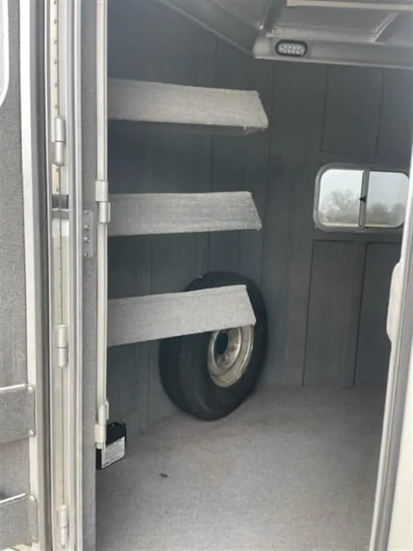 1999 Elite Custom 3 Horse Bumper Pull with 13 ft 6 in. Interior — view 13