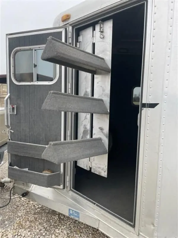 1999 Elite Custom 3 Horse Bumper Pull with 13 ft 6 in. Interior — view 14