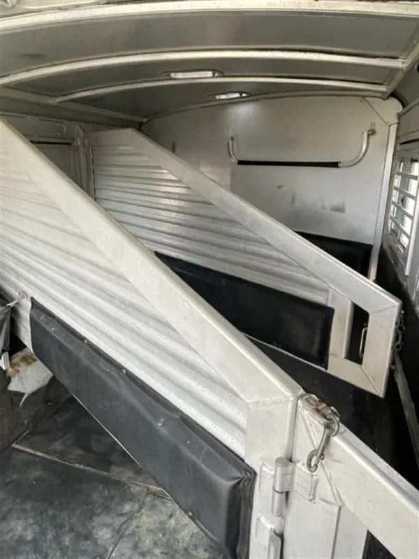 1999 Elite Custom 3 Horse Bumper Pull with 13 ft 6 in. Interior — view 16