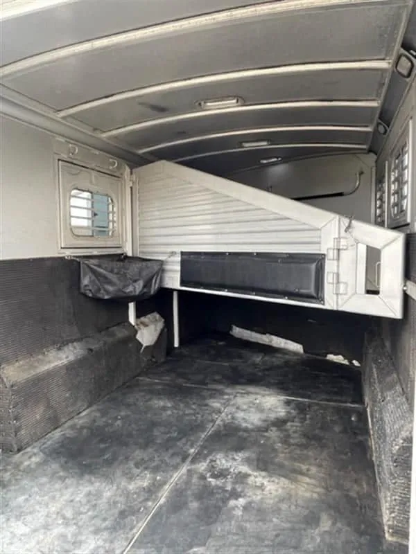 1999 Elite Custom 3 Horse Bumper Pull with 13 ft 6 in. Interior — view 17