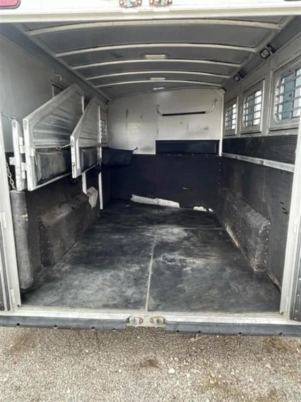 1999 Elite Custom 3 Horse Bumper Pull with 13 ft 6 in. Interior — view 18
