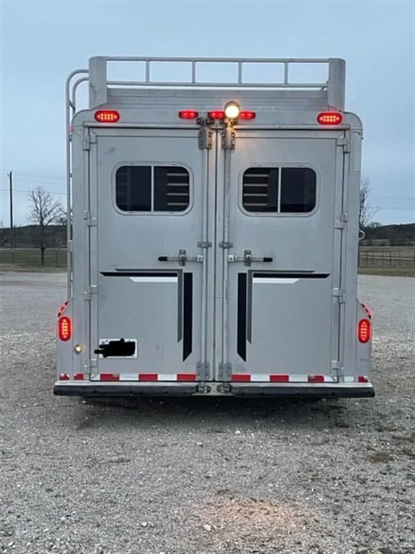1999 Elite Custom 3 Horse Bumper Pull with 13 ft 6 in. Interior — view 8