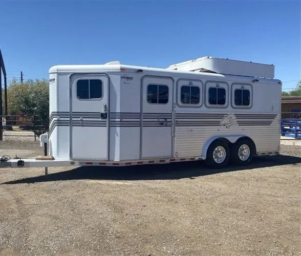 White 2000 Sooner 4 horse bumper pull trailer with roof air unit, driver-side exterior view on a gravel lot