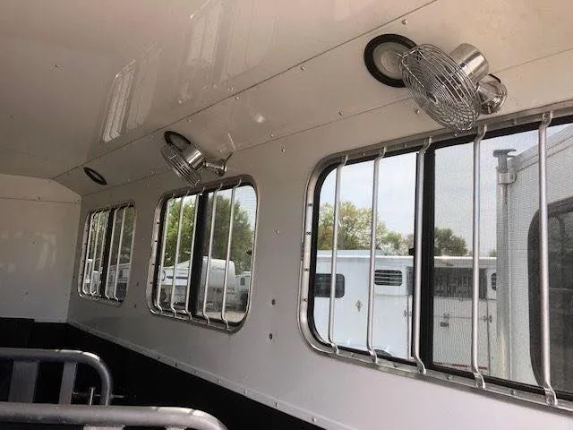 2010 Merhow 3 Horse Slant Load Bumper Pull with Rear Ramp and Tack — view 15