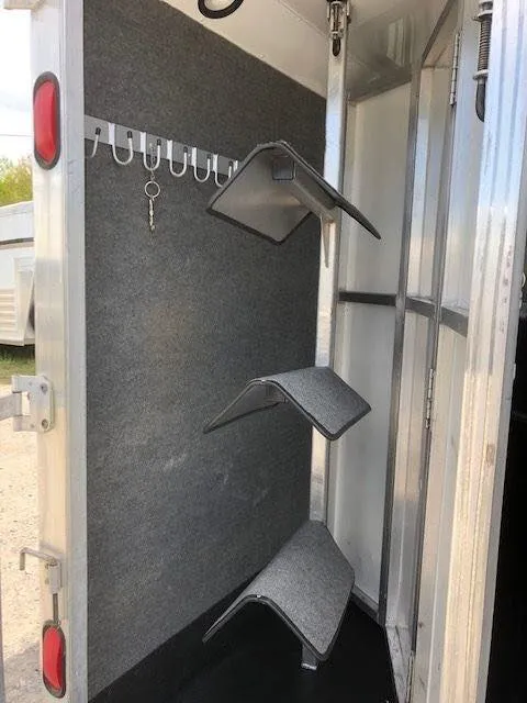 2010 Merhow 3 Horse Slant Load Bumper Pull with Rear Ramp and Tack — view 17