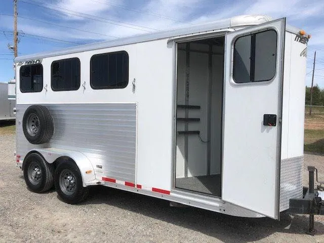 2010 Merhow 3 Horse Slant Load Bumper Pull with Rear Ramp and Tack — view 8