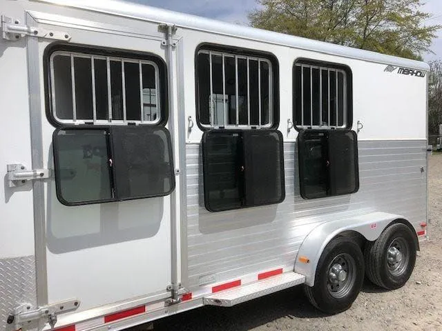 2010 Merhow 3 Horse Slant Load Bumper Pull with Rear Ramp and Tack — view 9